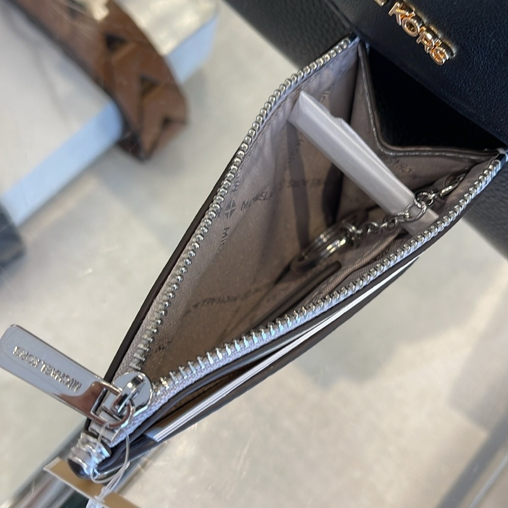 MICHAEL KORS
Jet Set Travel Small Top Zip Coin Pouch With ID
Silver 
NWT - Picture 13 of 16